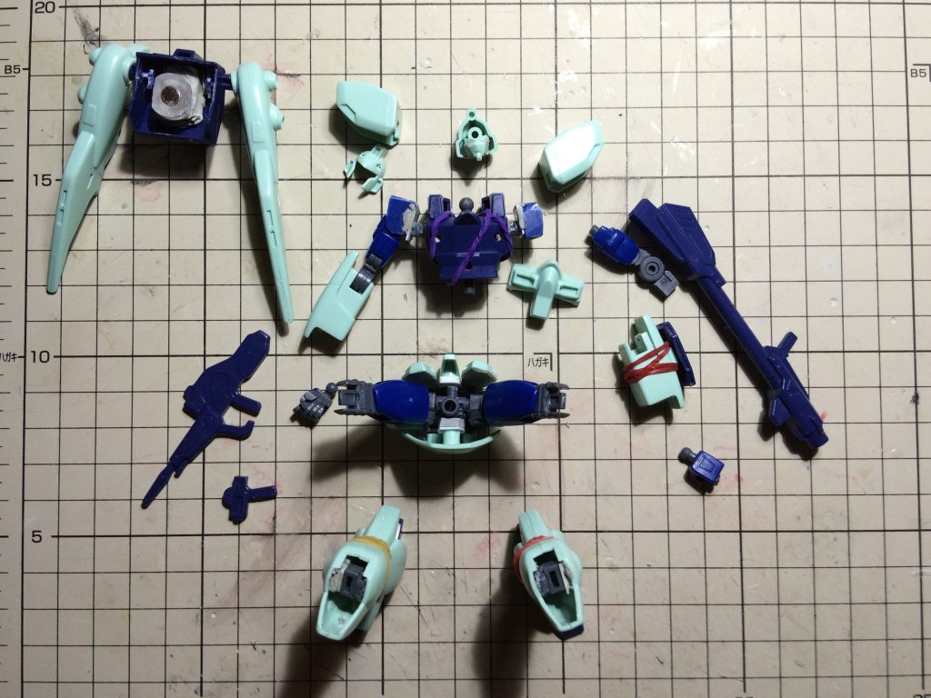 【制作工程1】HGUCガンダムF91(ハリソン機)とのミキシング途中の写真です。今見ると輪ゴムが荒々しいですw。首から腰まわりまではVフレーム、紺色の部分がF91です。
