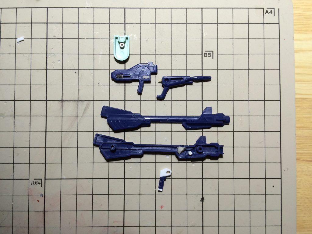 【制作工程3】武装の作り込みです。サイドアーマーとライフルに磁石の埋め込み、バズーカのグリップの可動化です。