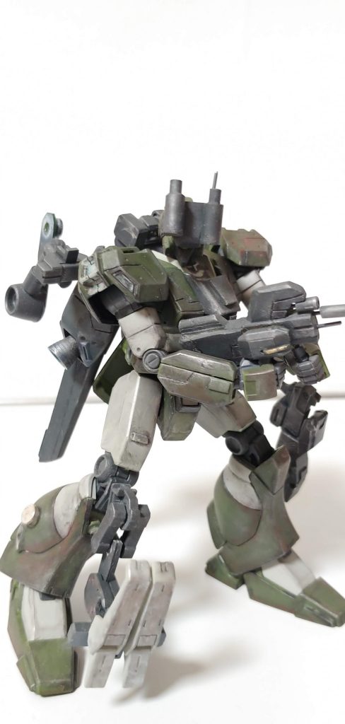 これはサブマシンガン。サザビーのライフルを
複製しようとして失敗したものから作りました。