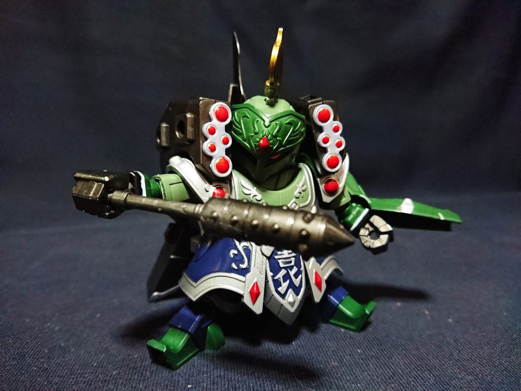 ズサUCは袁術の演者のズサと袖以外は同じデザインですが、ただカラバリにしたくなかったので、違いを出してみました。と言っても袖部分を出すため腕変更、左手の盾、頭のモヒカン、肩のトゲ切除くらいです。そして親の袁紹袁術同様に、従兄弟の袁譚と合体もします。