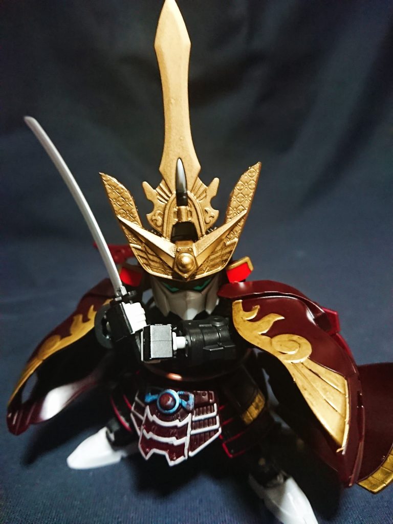 普段メインで制作している三国伝と違い難しかったのは兜の制作でした。戦国武将の特徴の一つ、兜の前立てはトレードマークとして扱われるため、ゲームのキャラクターとは言えパテプラ板無しの再現に悩みました。ハッタリ感あるサイズになりましたが、司馬懿サザビーの武器がうまく飾りになりました。