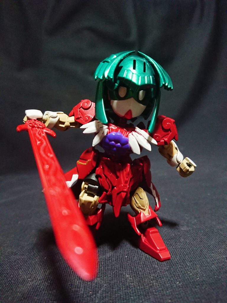 使用キットは孫向香ストライクルージュがベースとなります。衣装を誂えたかのようにルージュがぴったりでした。
設定画ではなくゲーム内のドレス衣装で再現したため、装飾塗装はほとんど皆無です。
襟は司馬懿サザビーの紅翼扇を刻み使用しました。
布地を再現しようとしたのか、あえて雑に刻んで張り付けてます。