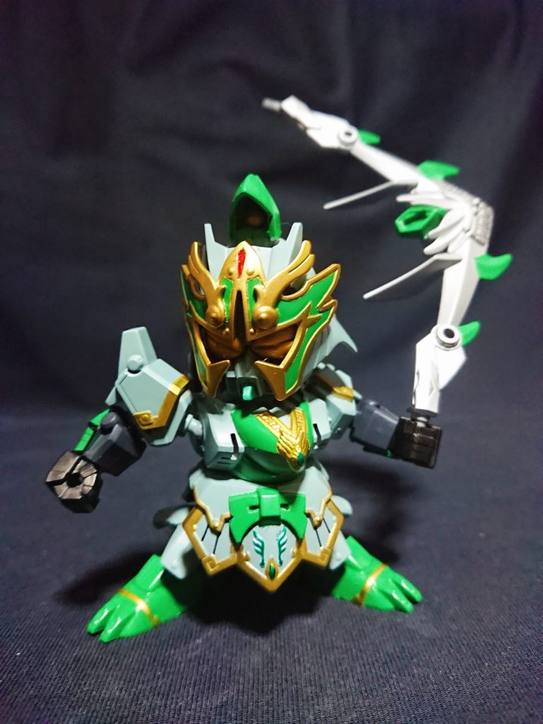 董卓軍でも華雄と並ぶ将。
反董卓連合が蜂起すると滎陽で曹操を、梁県で孫堅を撃破するほどの猛将。
華雄とのコンビネーションを得意とし、打突棍と背負うほど大型の投擲武器で反董卓連合の武将を打ち倒してきた