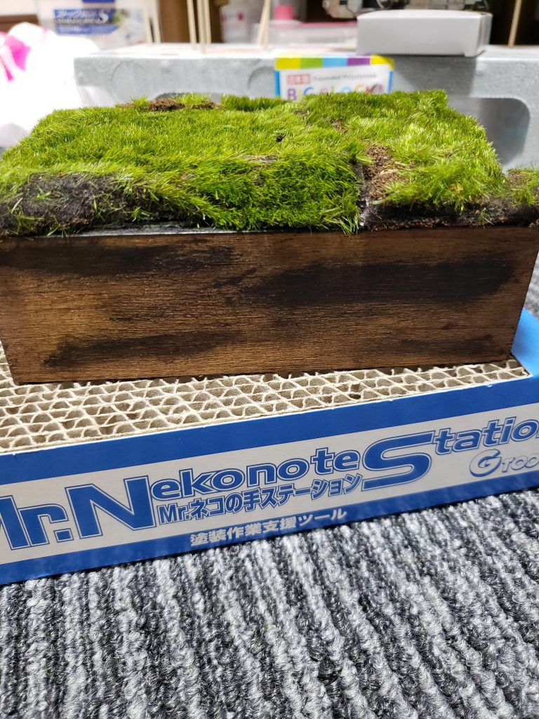 木製の小物入れにニスとアクリルで古くしてー
芝生はセリアのものを貼り付けただけです♪200円程で作成しました♪