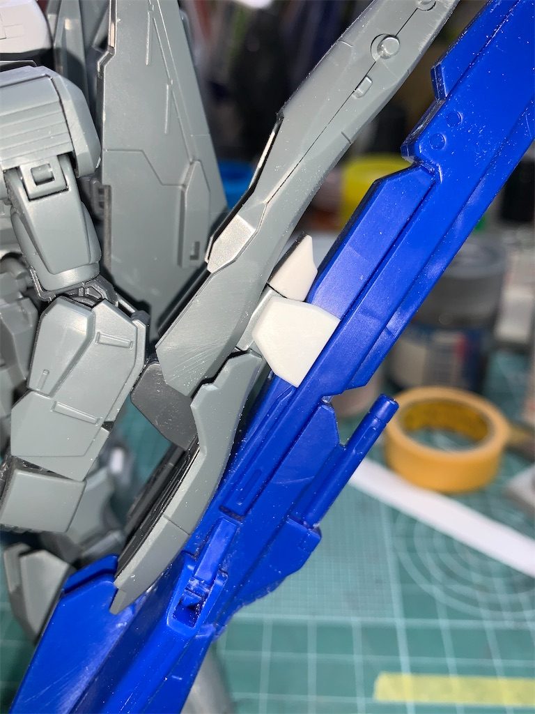 ハイメガランチャーの固定はネオジムですが、ずれるのが気に入らないので
プラ板で止めを作って固定力をアップ