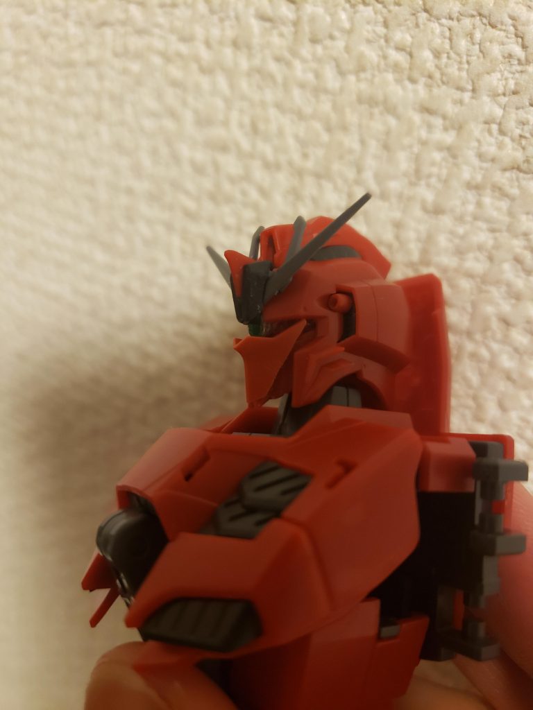 頭部はサザビーのモノアイとマスクをミキシング〜