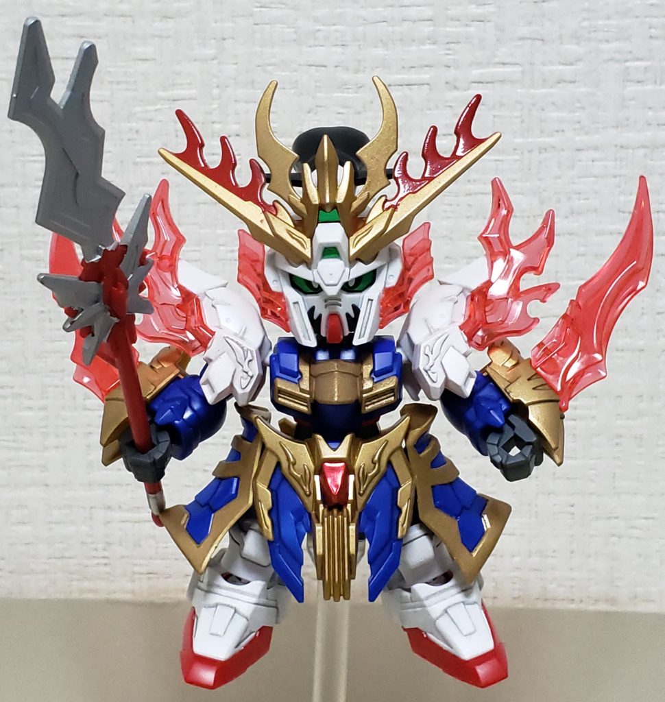 正面
ツノの赤と肩の白だけでも塗るとだいぶ設定画な近づくのでオススメ
肩の金、胸の白は塗装してない。これはこれでありかな