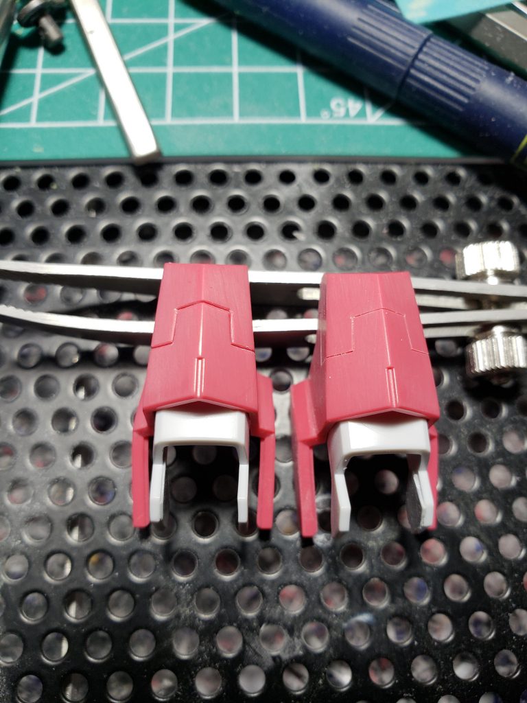 膝のパーツでスジ彫りの後に面取りを入れました