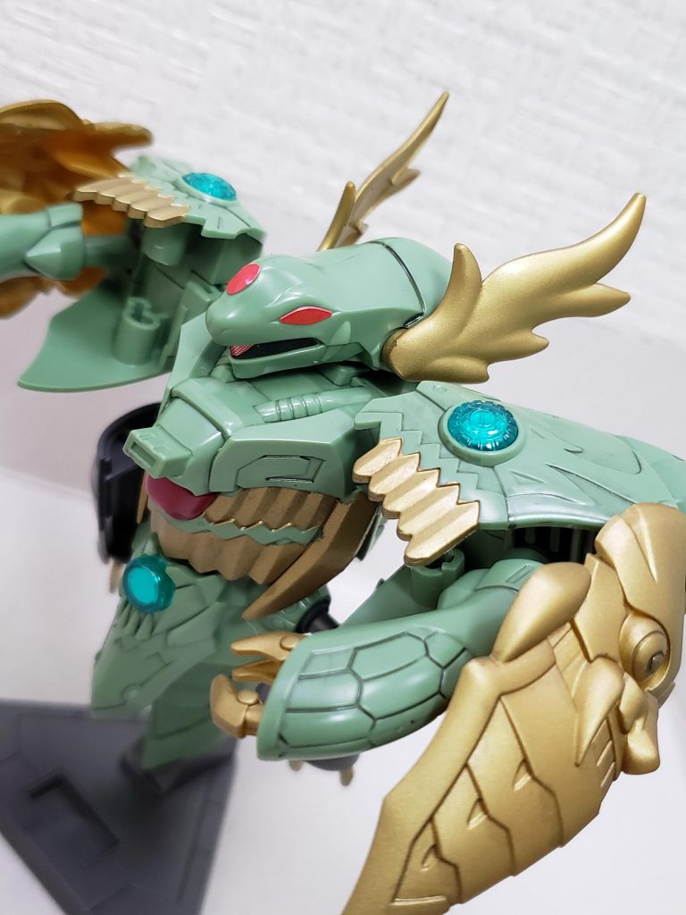 蚩尤ノイエ・ジール
クリアパーツが3つ使用されていて豪華。
胸はマスキングして金色をいれました。
金 ブルーゴールド
墨入れ ブラック