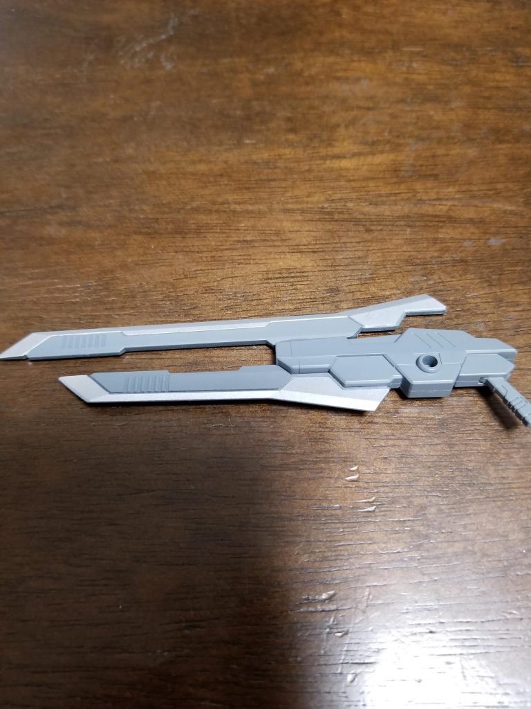 ブラックウォーリアのガンブレイド(ショート)とロングのパーツをどちらも付けてハンドレールガンブレイドとしていますロングブレイドの接続部を切り落とし、銃身の角度と合うようにブレイドの接着部分の角度を削って調節しました。
お手軽でカッコイイ武器ができたちょっとお気に入りポイントです笑