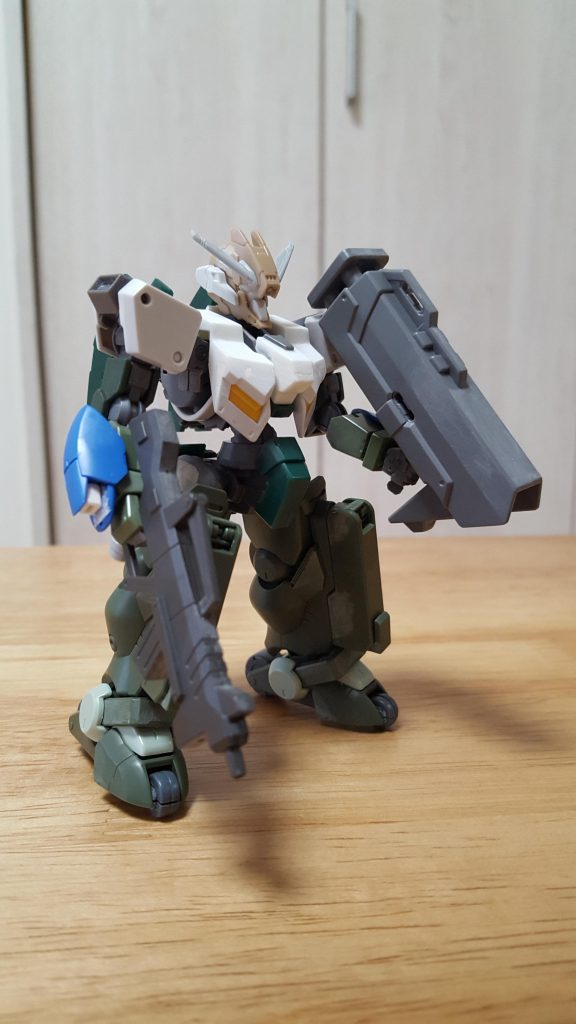 普段、個人的にはあまり作成しない、ずんぐり体型を目指してミキシングしました。
ほとんどのパーツは鉄血シリーズキットを使用しています。