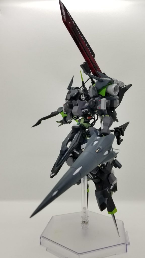 メイン武装2：(Jawbreaker)大型の刺突用ランス。側面には140㎜砲を4門備えている。非常に硬質かつ先鋭な槍であり、大型戦艦であっても一撃で装甲を貫くことが可能である。140㎜砲は機先を制するための牽制用の他、貫いた装甲内部に向けてのゼロ距離砲撃にも使用される。(Jawbreaker)の意味は「顎が砕けるような非常に硬くて大きいキャンディ」。なお、(Jawbreaker)使用時は(Painkiller)をバックパックに懸架している。