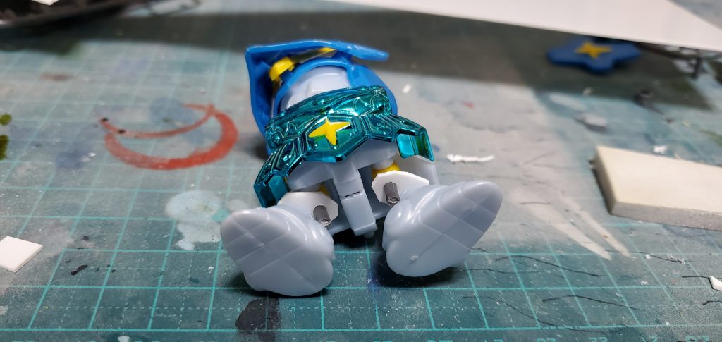 脚の軸追加。
こうすることで脚の幅を広げ、かつ少しですが前後への動きを与えています。限られたスペースであり脚を高くすることによる全体のバランス悪化を防ぐためプラ板を使用し、あまり高くならないようにしています。