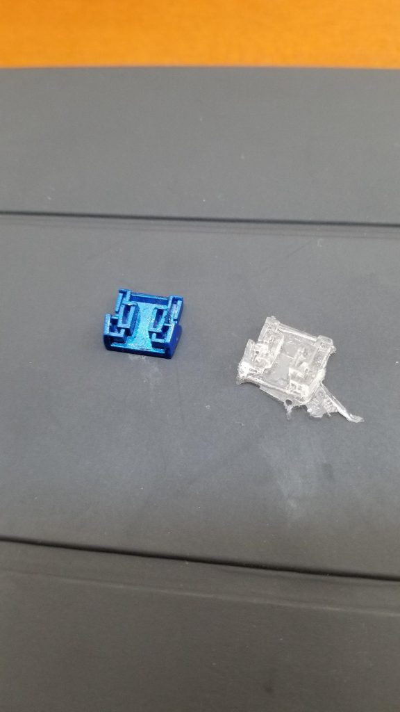 足裏のパーツが失くなったので、ＵＶレジンで複製を試みました。