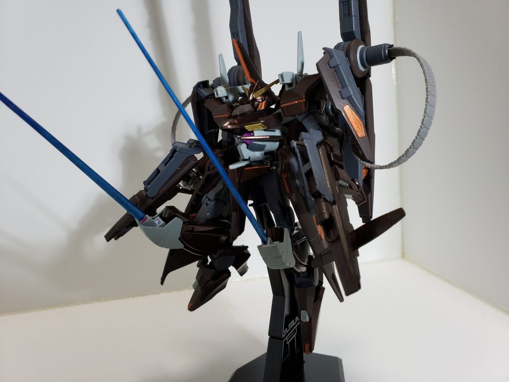 膝部のガード裏にも隠しサーベル内蔵
前述の武装もだがあくまで防御策であり自ら白兵戦を行うことは基本的にはない
ただ、両手がビームライフルで塞がっている状態でも使える点で利便性は高い