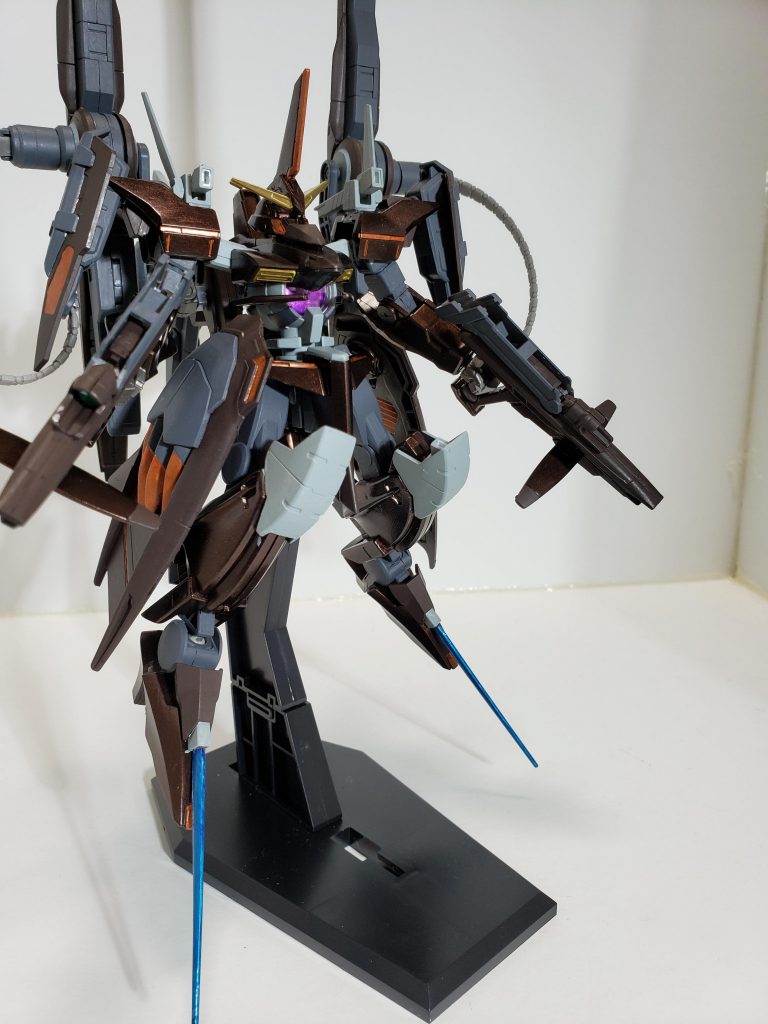 足のガード部に隠しサーベルを内蔵
砲撃を潜り抜け、ファングをも掻い潜ってきた相手の意表を突く一撃をお見舞いする