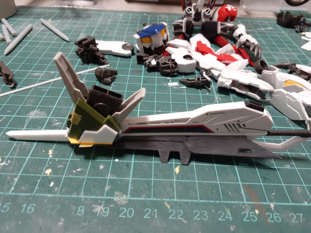今回一番悩んだのがこの武器
刃の部分をプラ板で作ってフリーダムの羽に付いてるバラーエナとヴェルデバスターの肩とレクスのメイスのパーツでミキシングしました
