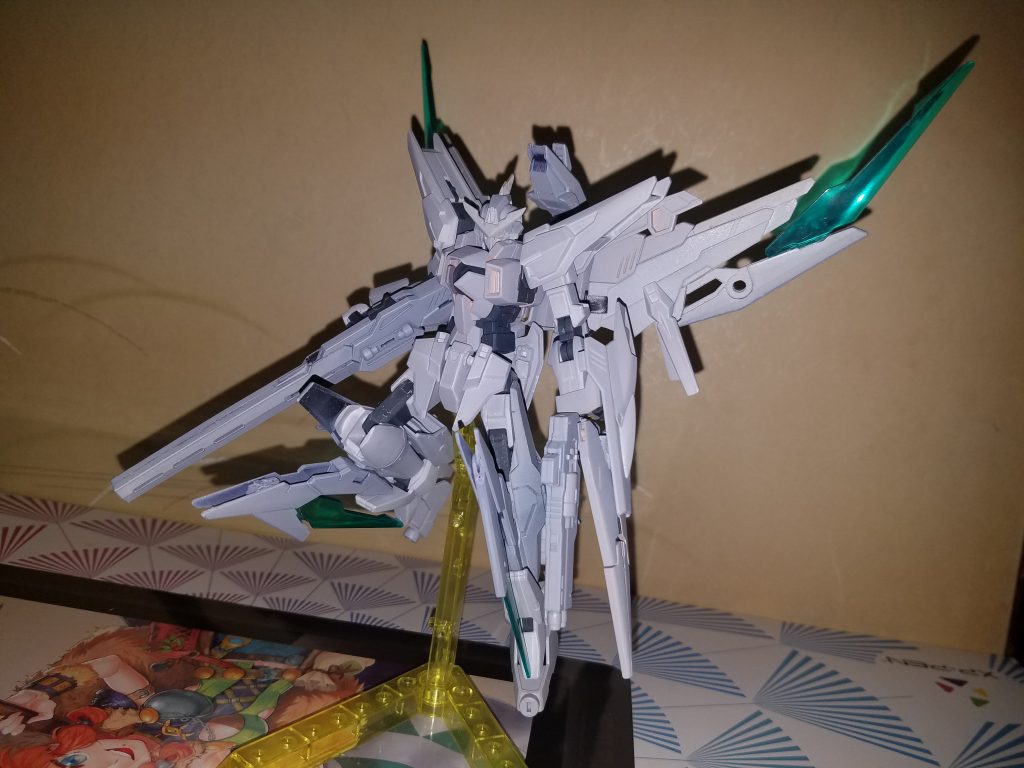 サフのとき
本来は戦闘機のみとして作る予定でしたがダン◯ーガを思いだし鳥形態にもできたらと思い今(完成)の姿になりました。
キュリオスにカテドラルとマグナムのパーツつかってます。
よく「変形時にしたから除いたら!」っていうのがあったので顔を隠すようにマグナムのパーツを機首部分に着けて顔を見せないようにもしています。