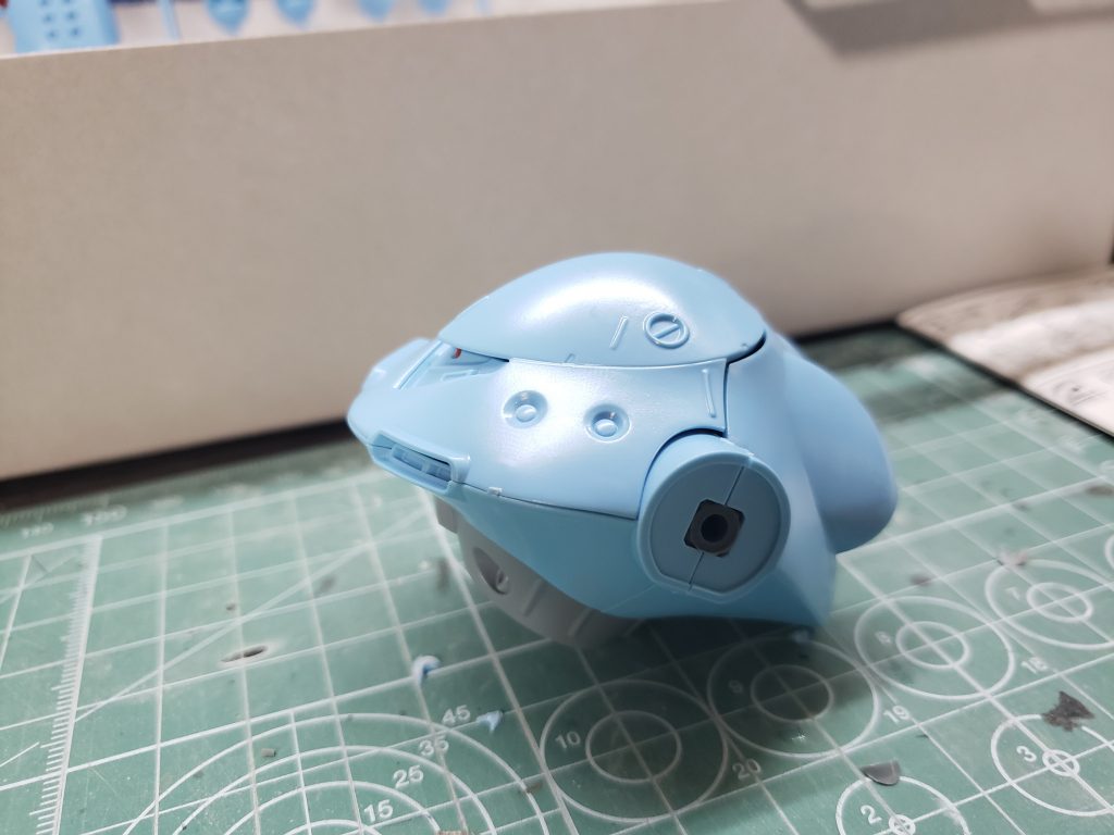 頭部にがっつり合わせ目がでるので下のように頭頂部を切り欠き後ハメ加工。