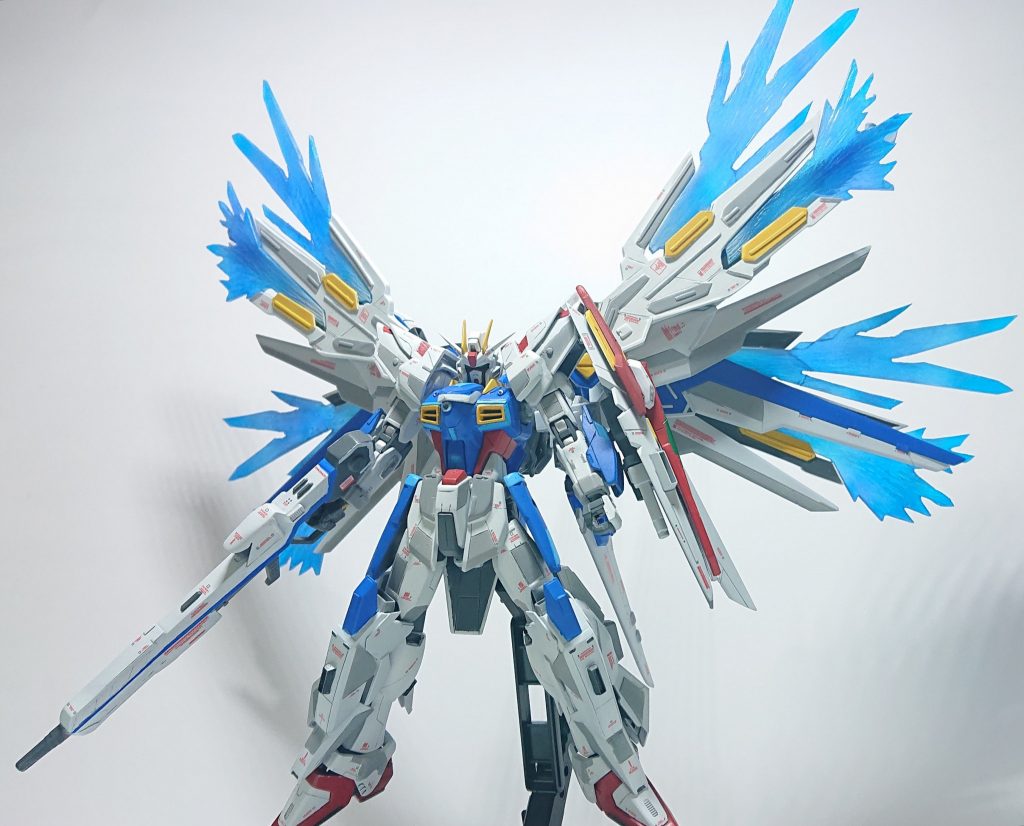 光の翼を装着した状態
この状態だと横幅が凄いことになりますね
写真撮るのにも一苦労です
ちなみに、光の翼や各部のエフェクトパーツにはグラデ塗装を施してますが写真だと分かりづらいですね ゆるして