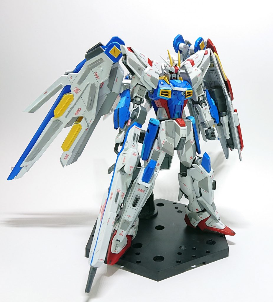 まずは正面から
今回の作品では各部の塗り分けを意識して制作しました。
塗装中は所謂マスキング地獄という感じでしたが、おかげで全体的な情報量が上がったのでやって良かったなと