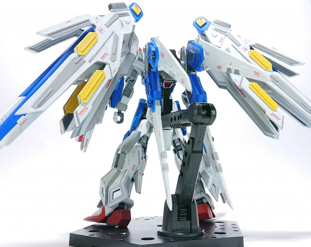 背面から
バックパックには、フリーダムのウィングに加え、独自に制作したソードドラグーンユニットを装備しているので背面が重くスタンドがないおとても自立は出来ませんw
背面からだと分かると思いますが、スラスター類はメタリック塗装を施しています
写真だとちょっと分かりづらいですね