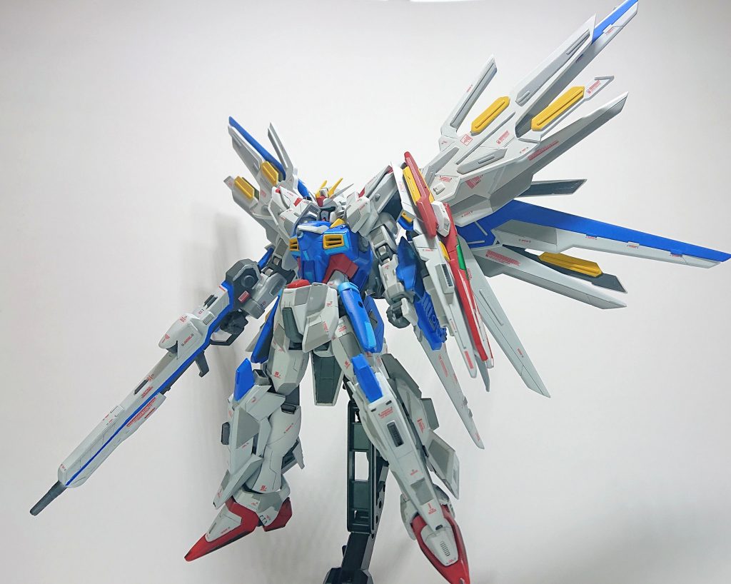 舞い降りる剣の再現
個人的にこのポーズがお気に入りだったりします
フリーダムで言う所のハイマットモード時にはソードドラグーンが上下に展開するんですが正直分かりにくいっすね
黒背景で撮れば良かったと後悔