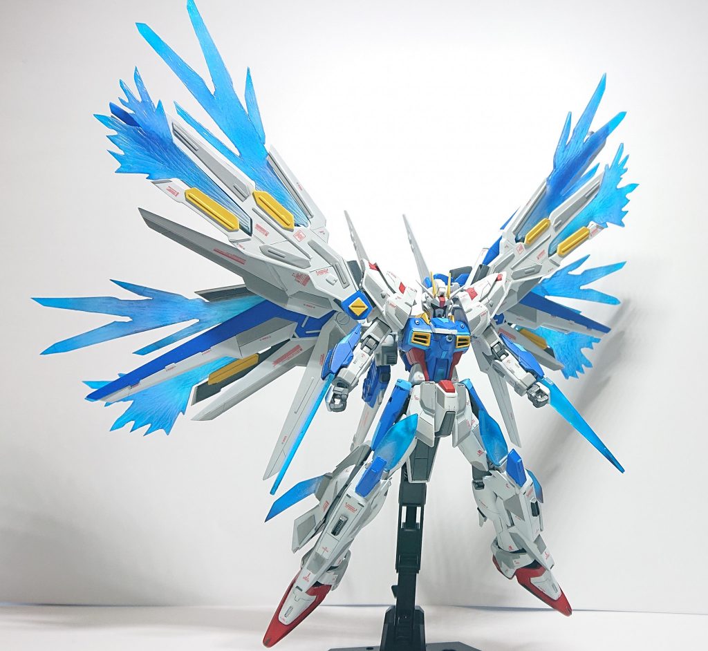 更に全身にエフェクトを装着したフル装備
今更ですが、各部のクリアパーツは透明プラ板からスクラッチしました
また、翼の模様は瞬間クリアーパテで作りました
案外上手くいって良かった