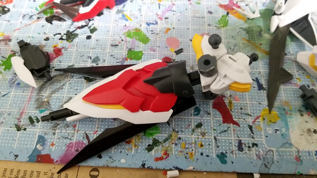 尻尾部分
AGE-2ダークハウンドのパーツを用いた
そのままではハマりづらかったので形を整形した
さらにバックパックの側部にオーガクロー天の丸部分を切り取ってハードポイントとした