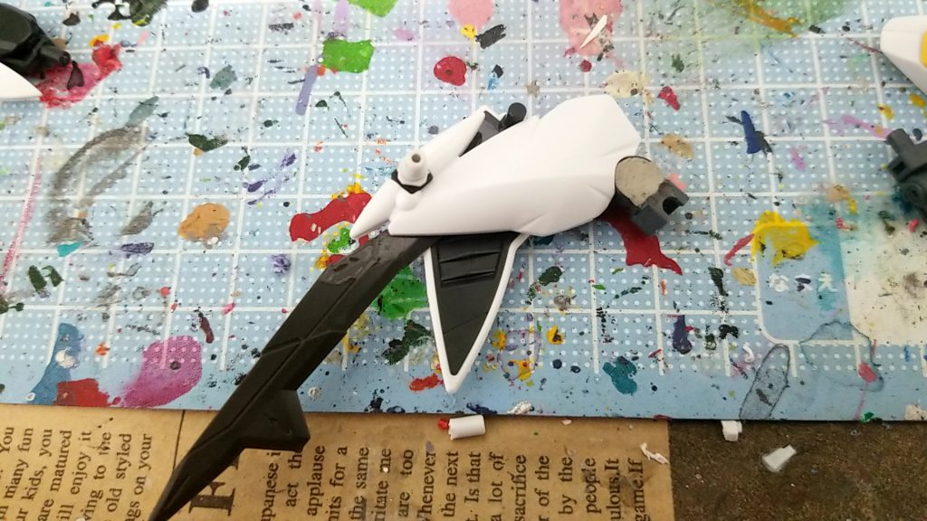 羽根部分
そのままのボールジョイントでは取れやすかったので、ボールジョイント部分をボールテンアームズのボールジョイントに変更
隙間をパテで埋めた
羽根の黒い刃の部分はMGバルバトスのメイスから流用
白いジョイントは無印ダイバーズの時にやってたキャンペーンパーツだったはず