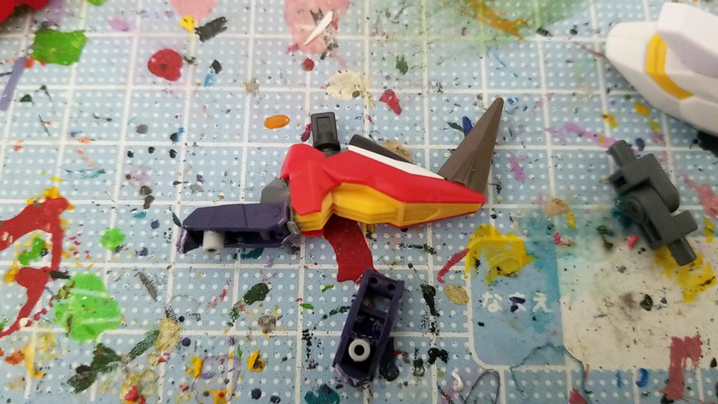 足部
脚部は改造せず、踵にGP-羅刹天のオーガクロー天のアーム部分を切り取って接着
隙間にビームサーベルの持ち手を切り取って接着