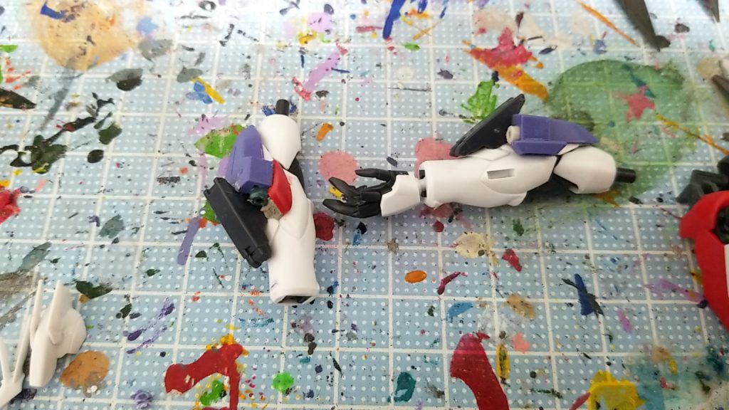 腕部
肘部分にキマリスヴィダールの足の甲部分のパーツを使用
隙間にビームサーベルの持ち手を装着
隙間はパテやジャンクパーツで埋めた