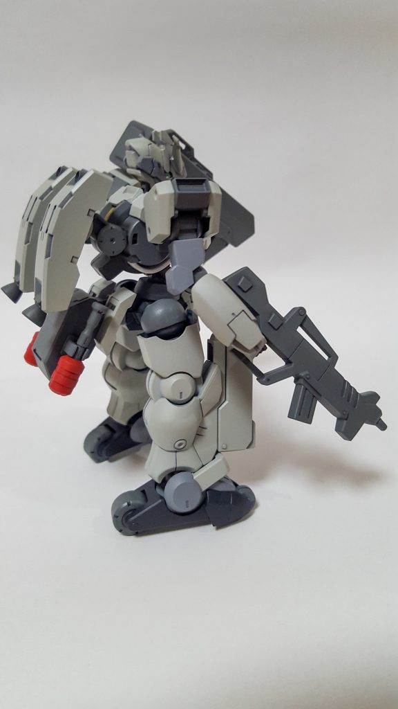 初投入以降、その高い機動性や、全身に様々な武器を装備することで、戦争行為における戦車、戦闘機、歩兵に対して優位性が高く、戦闘における主戦力として各国での開発、生産がいっきに進むこととなった。
雷光は、主に市街地戦を想定された機体である。