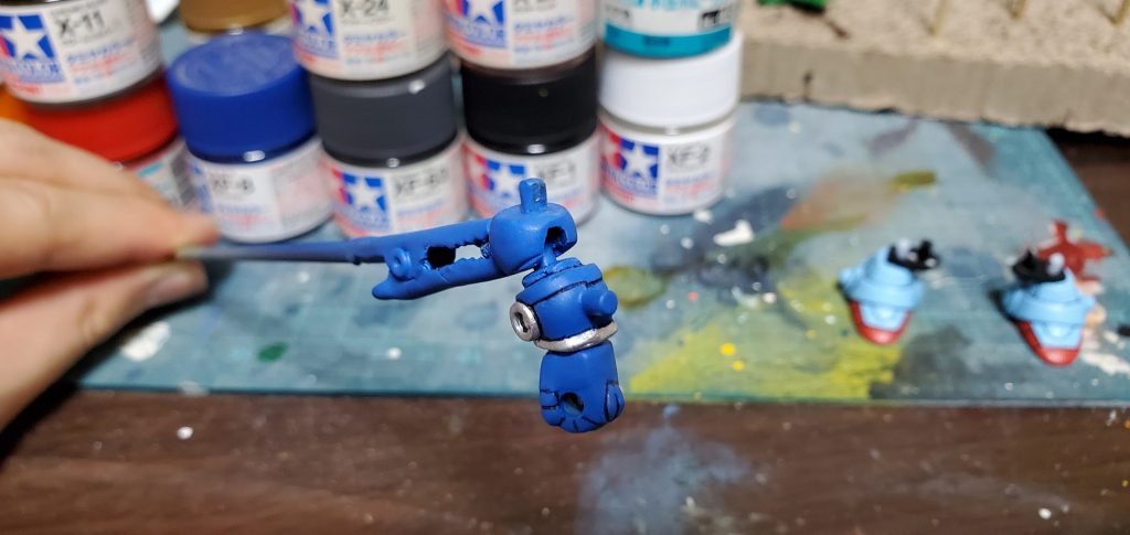 腕の軸追加。
肩・腕・手首に三分割しました。
肩は可動できるよう切り欠きを入れT字ランナーを中に仕込んで肩を上げられるようにしています。腕は接続穴をあけただけです。手首はPCをカットして埋め込み保持力を高めています。