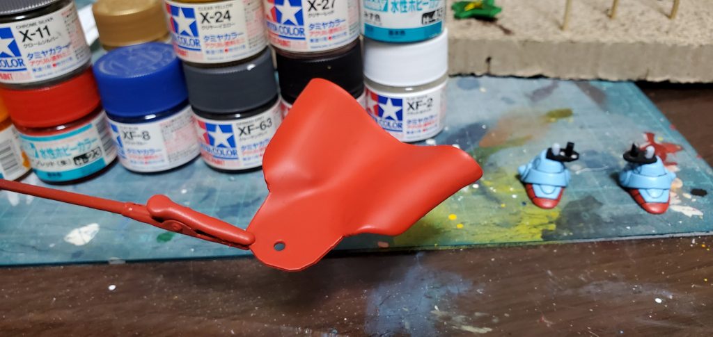 マントは通常状態とたなびき状態の2種類をプラ板から製作。1個のマントを可動するよりは2種類作った方が強度的にも見た目的にも良いだろうという判断です。