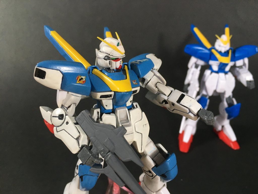 　遠景でボケているのは素組みの旧キットです。主な改造ポイントは、胸と肩アーマーをポリパテでボリュームアップ、肩と本体の接続はプラ板とポリキャップで新造、上腕は横ロールを追加などです。特にフェイスは旧キットV1のものを移植しています。