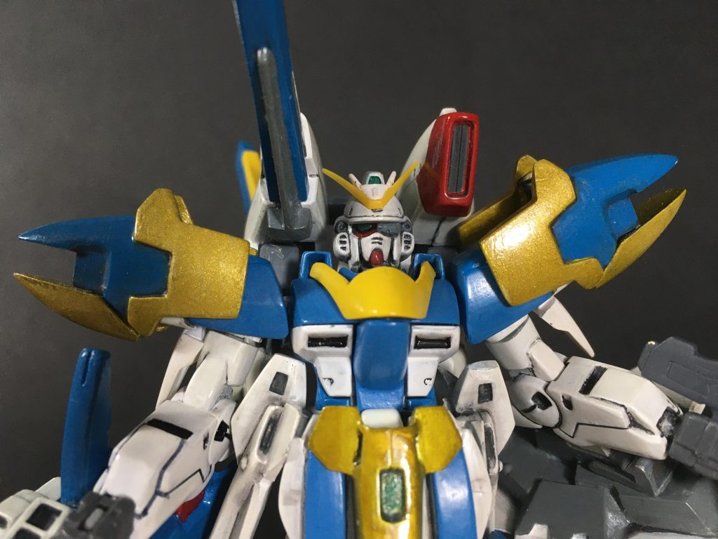 頭部は「武器セット」の照準器付きのものです。肩と膝、フンドシのアサルトパーツは迷った挙句に接着しました。