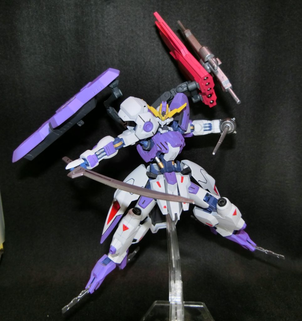 微妙に左右非対称、オッドアイは決めてたのですが仕上げる直前に決闘の赤い布を思い出して決死の覚悟を意識してバーストサーベルホルダーを赤にしました