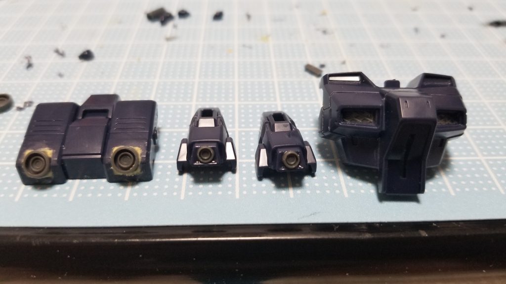 今回は色々気になる所をディテールアップしてみました。特にバックパックは、上部のスラスター部分をリューターで削り落としパテ埋め後、丸モールドで立体感を出し、メインスラスターはメタルパーツを使用しました。