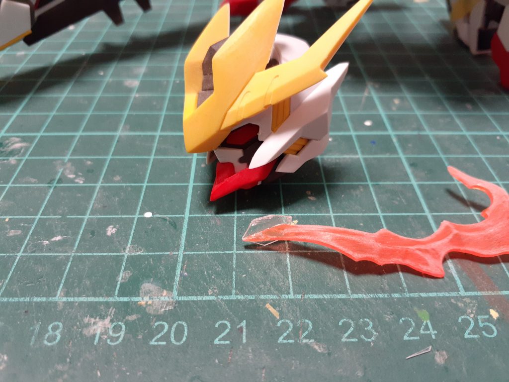 目のエフェクトはカミキバーニングの物を好みの長さにカットしてプラ板に接着して隙間に挟み込む形で保持出来るようにしました