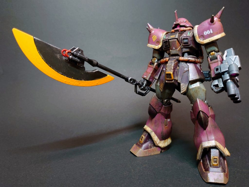 前面から。ヒートランサーの刃はガンダムマーカーで塗りました。見事に失敗し、塗面がボコボコしてますね。
その他、本体のシールで色を補う箇所も全てガンダムマーカーでやっつけました。多少はみ出たり色が違くても、どうせ汚すし良いやと割り切っています。