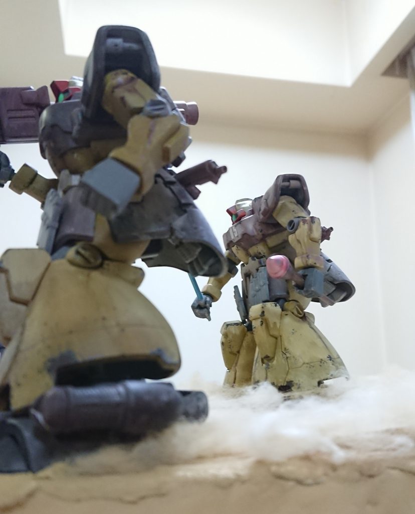 戦地へ向かう２台のドムトローペン
居間で撮ってます
粉塵はぬいぐるみなんかにいれる綿に砂漠カラーで吹き付け。
走ってる風に見えたら嬉しい