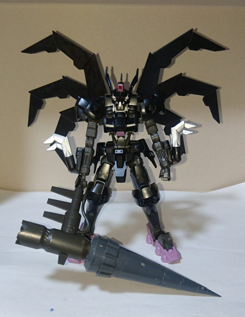 このスピニングクラッシャーはウヴァルのハンマーにコトブキヤのスピニングエッジを付けただけといった物になります。
すごく重いので、片腕だけで持つことができないといった弱点があります。