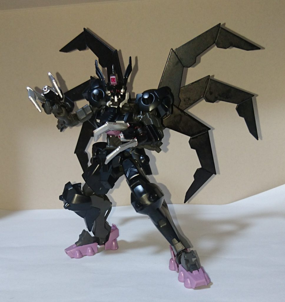 クロー展開状態
ビーム砲発射口がありますが、鉄血の時代背景を考えると、この場合はリニアガンなどの実弾兵器でしょうね。