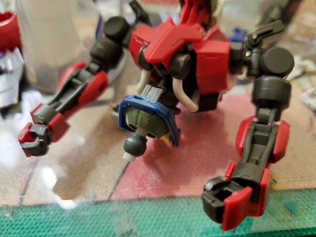 腰の延長です。軸を切り落とし穴をあけ3mmを突っ込んで間にストライカージンクスのパーツを挟んでます。隙間が見える部分は煌・ギラーガのパーツを使用してます。