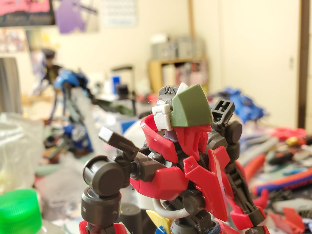 バルバトスの頭部にグリムゲルデの頭部とグレイズのスネ装甲を付け左右にエクシア？かなにかの手の甲のパーツを付けガンダム感を薄くしてます。