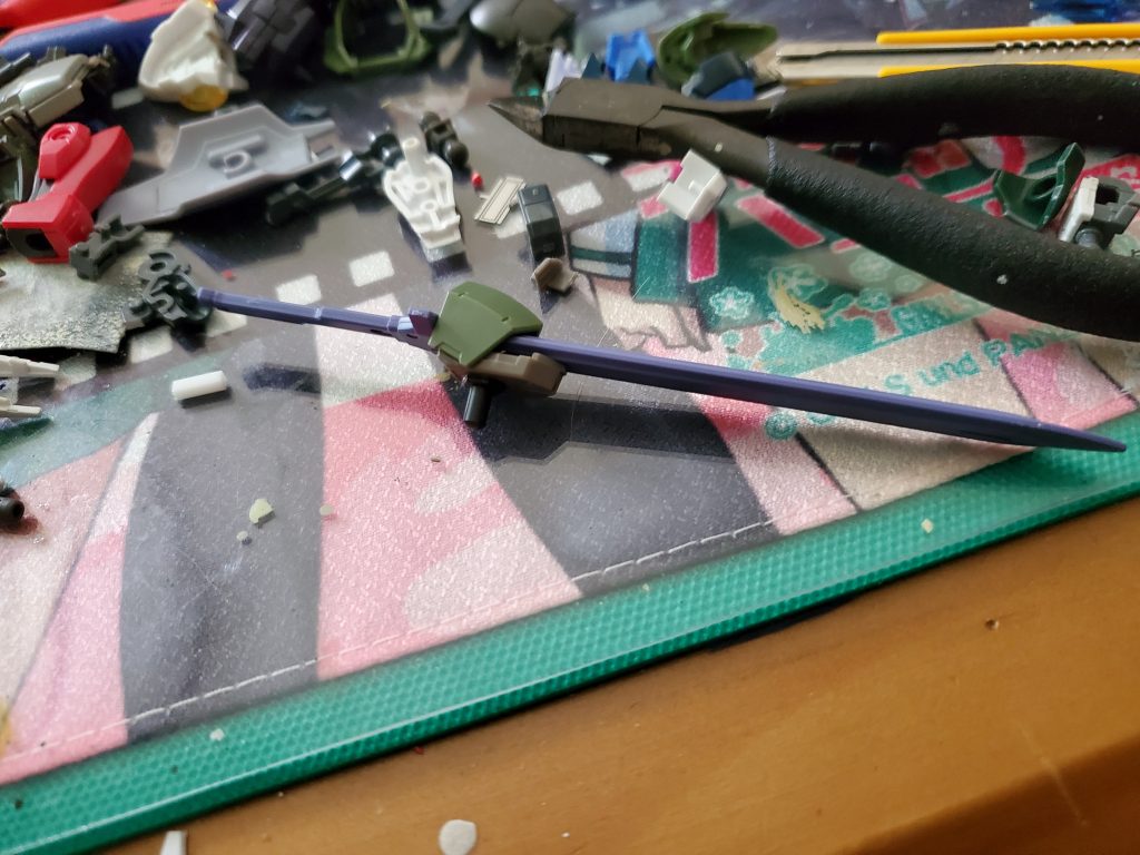 剣の鞘はグレイズの膝パーツとM9の股の装甲で挟み込んで接着しています。