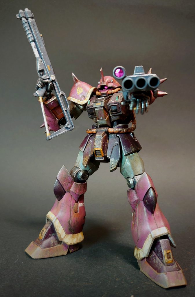 ショットガンやハンドマシンガンは簡単に部分塗装し、シルバーでドライブラシしています。
ちなみにセンサーとモノアイのピンクだけは付属のシールを使いました。イフリート系のピンクのシールって妙に反射と発色がいいので助かりますね。