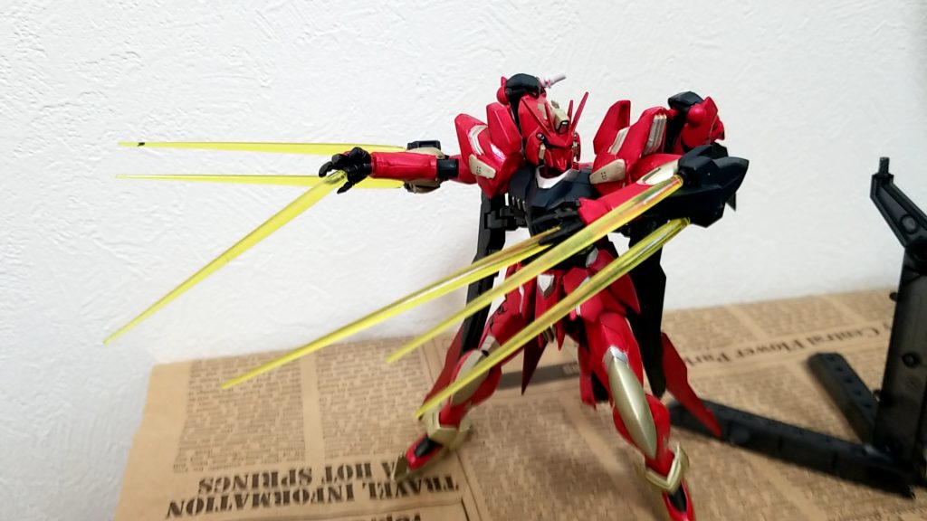 ビームバルカン&ビームサーベル
ヴェイガン機特有の兵装
本機はさらに腕部分から追加のビームサーベルを搭載し、手数で敵を圧倒する