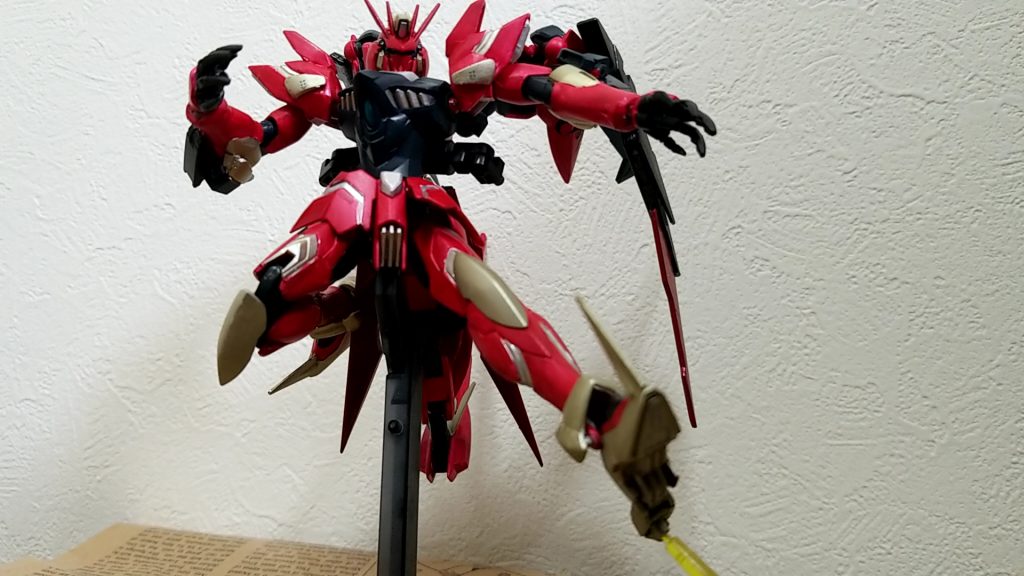 レギルスキック
ゼイドラのキックを再現
ちなみに踵部分にもビームサーベルがマウントされている